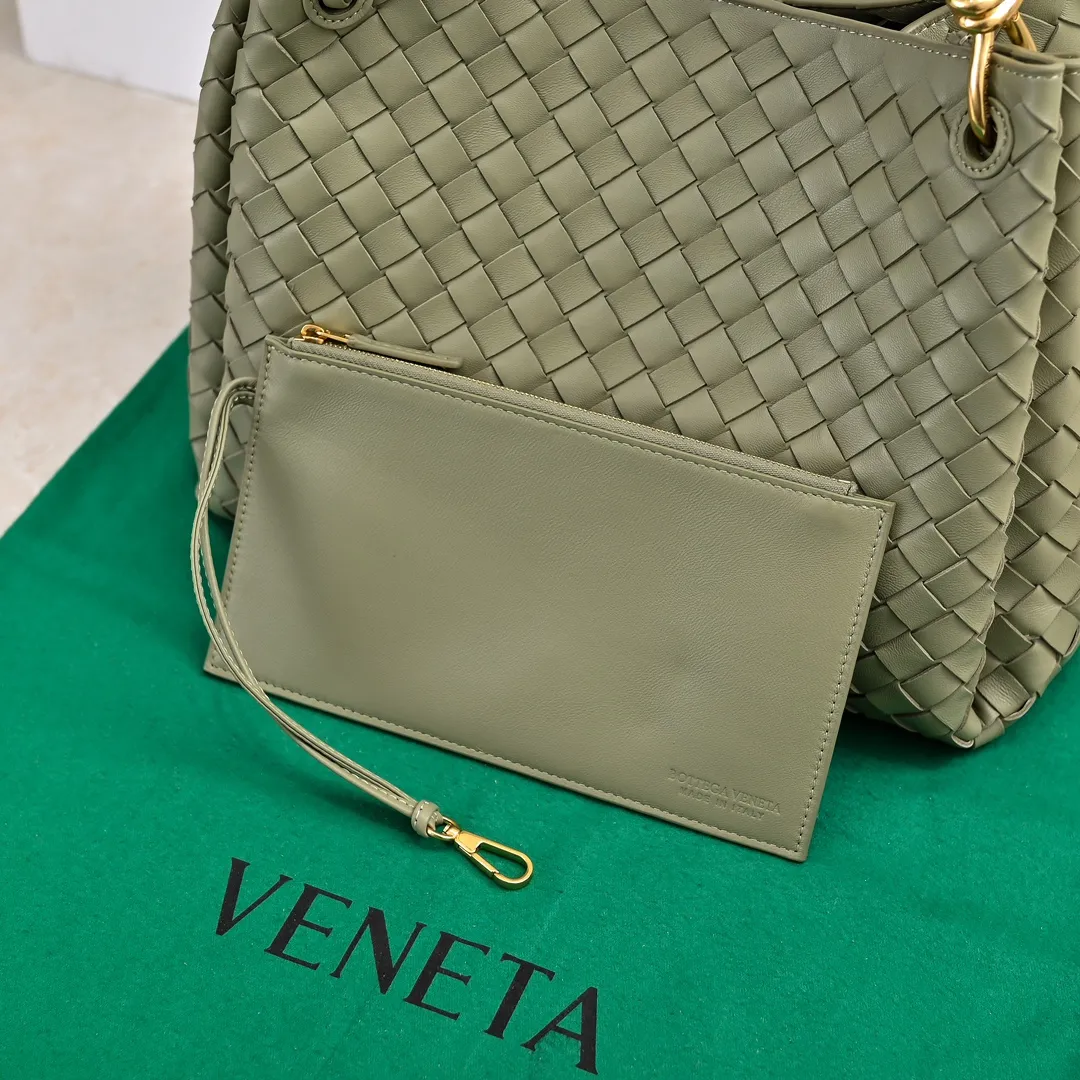 Batch 2660 24 early autumn new model Andiamo Parachute is made of a whole piece of woven leather and is processed with folding stitching at the four corners # Craftsmanship and creativity. Large size is atmospheric and practical. One of the must-selects for BV. Large space, can hold a computer, thick shoulder strap, very comfortable on the shoulder. Large parachute upper body real photo can be carried on the back. The upper body is versatile and cute☺️ Style number: 6571 Size: 30*26*20cm